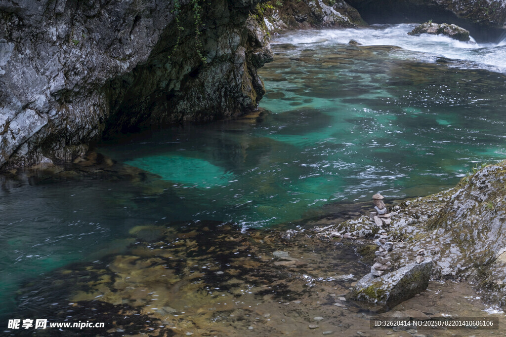 山間碧綠水潭美景