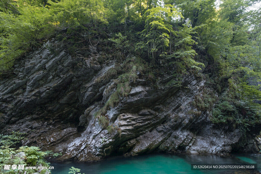 山間幽潭 翠巖碧水之景