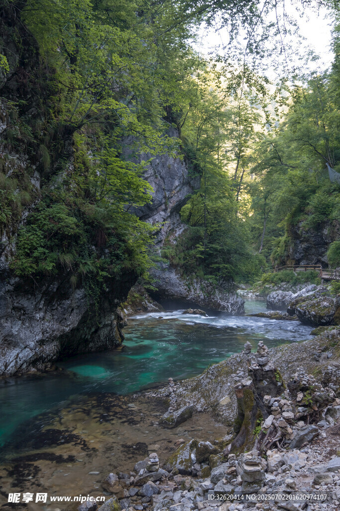 山間清澈溪流美景