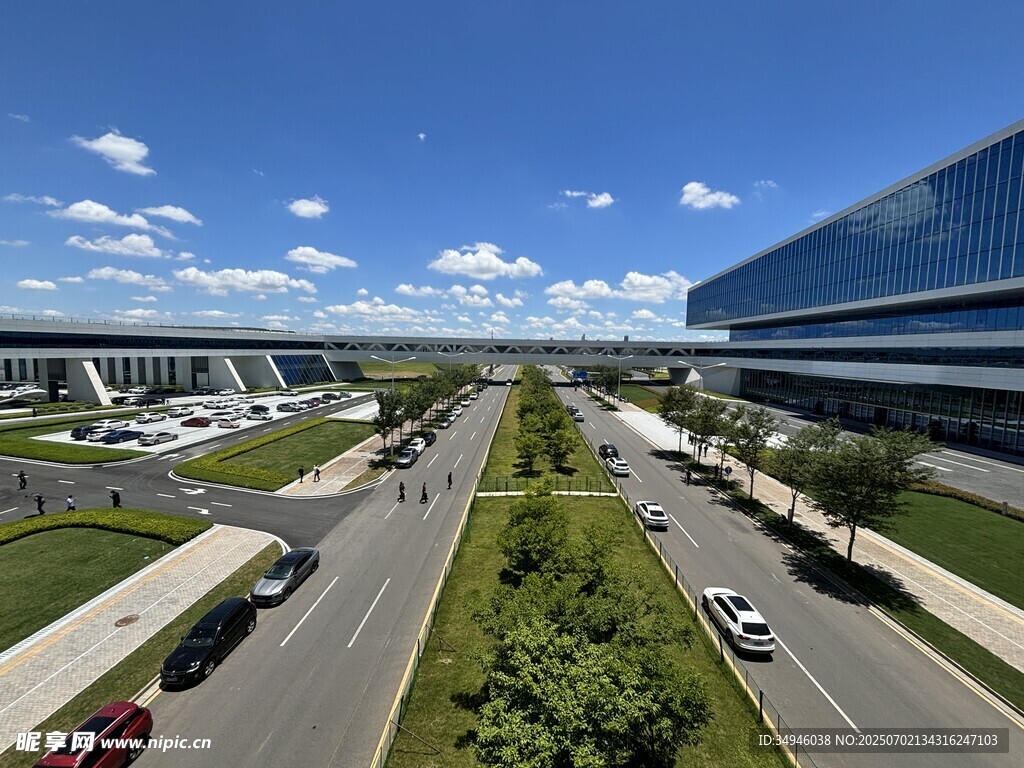 城市寬闊道路與現代建筑景觀