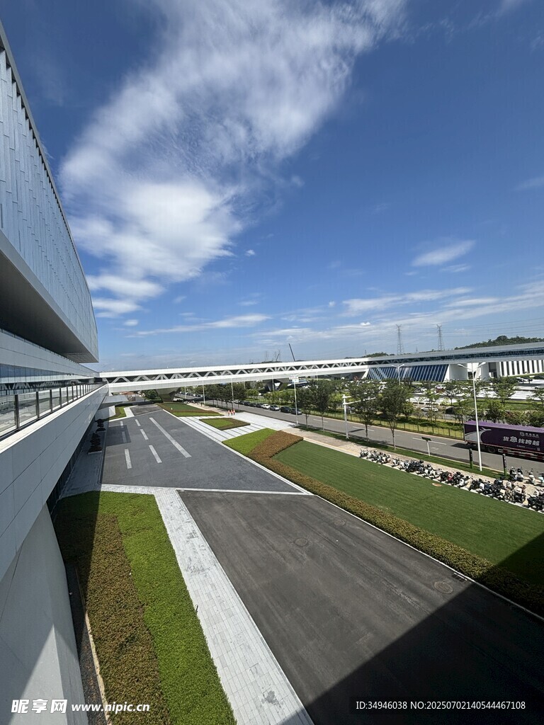 俯瞰賽道與現代建筑景觀