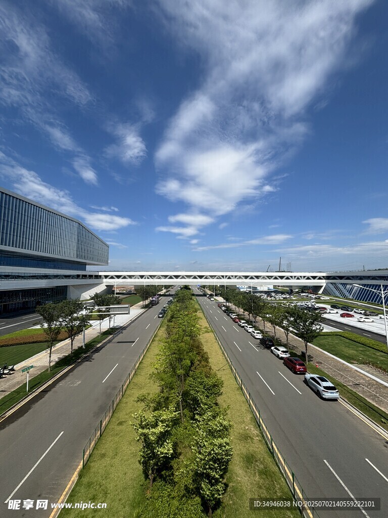 城市寬闊道路與藍(lán)天白云