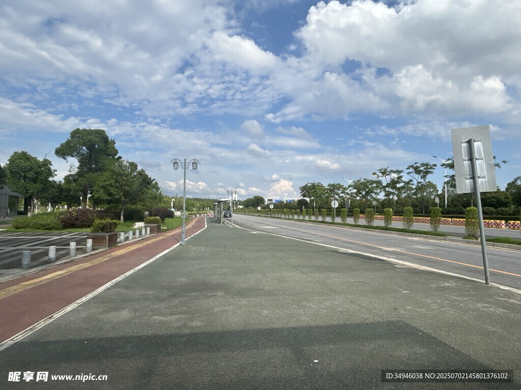 寬闊道路與藍天白云景觀