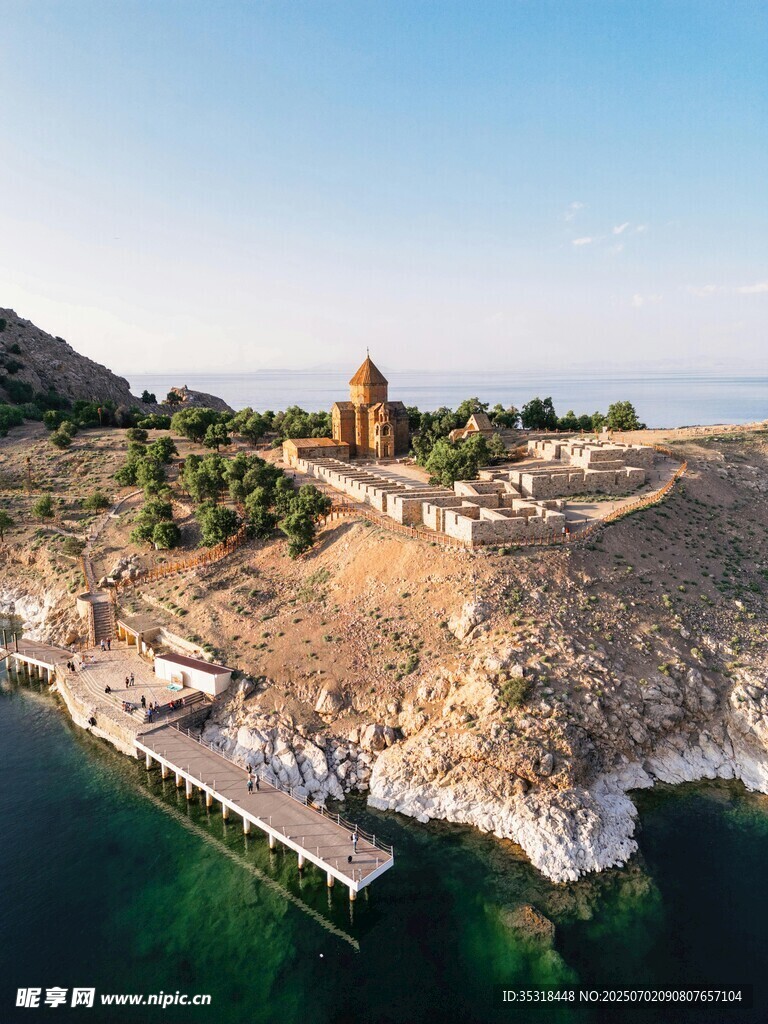 海邊山丘上的獨特建筑