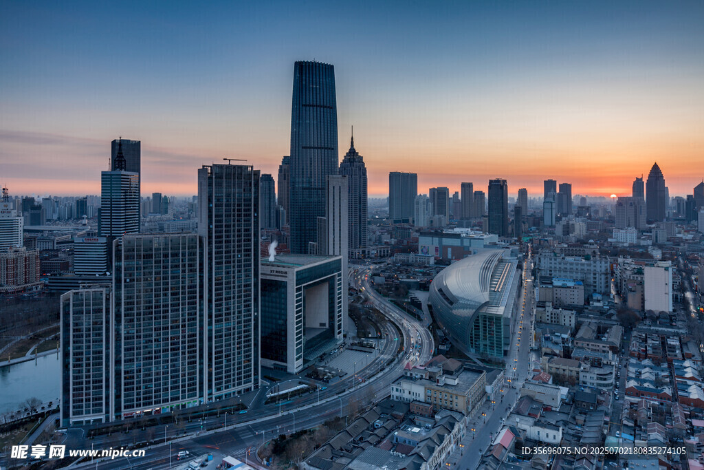 夕陽下的都市天際線