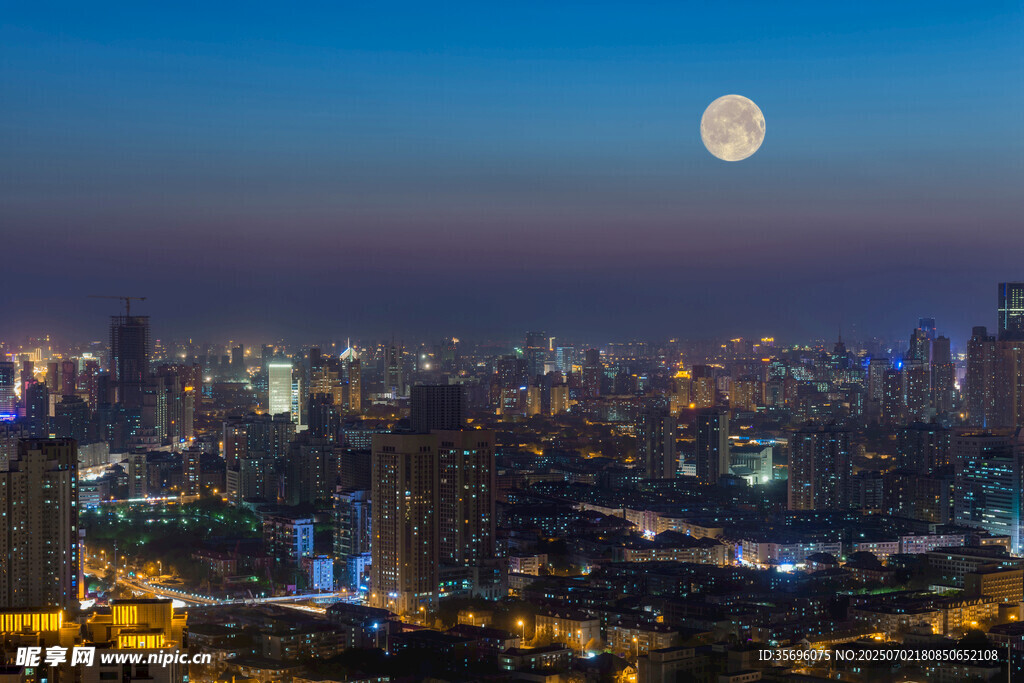 月夜下的繁華都市景觀