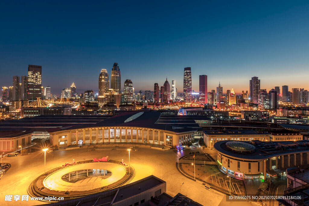 城市璀璨夜景與圓形建筑