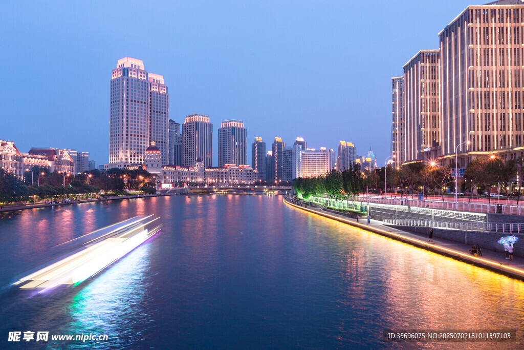 城市河畔夜景璀璨風光