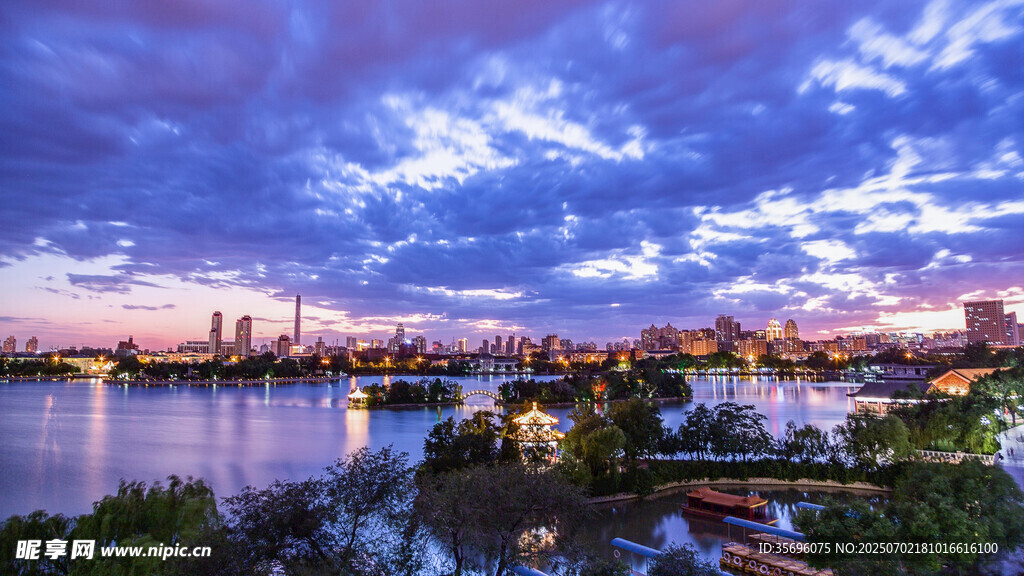 城市河畔絢麗黃昏美景