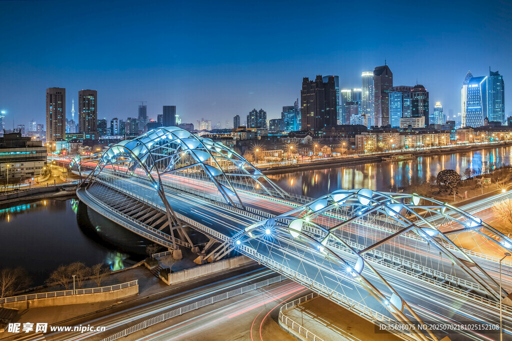 城市夜景中的繁華立交橋