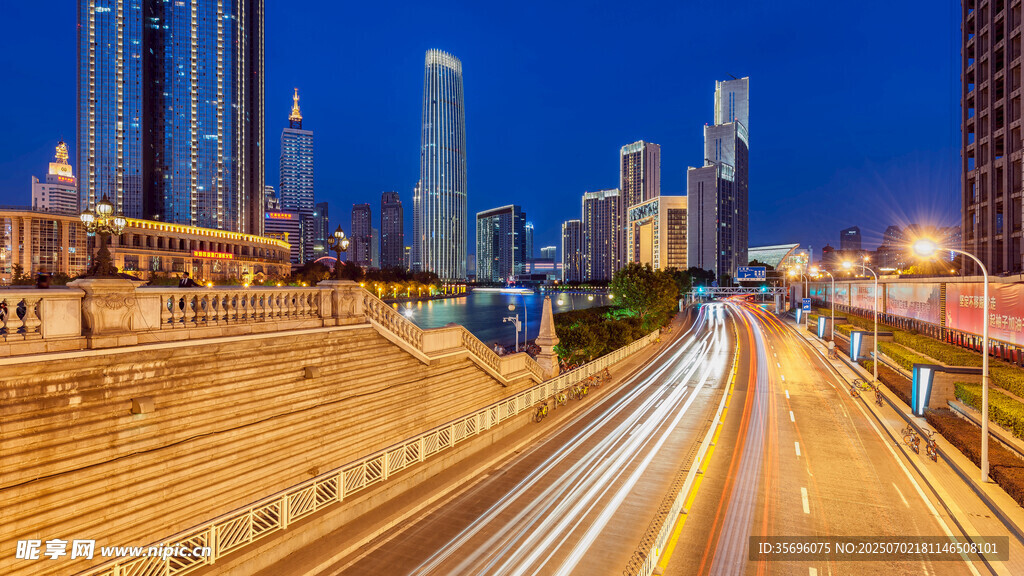 城市夜景中的繁忙公路