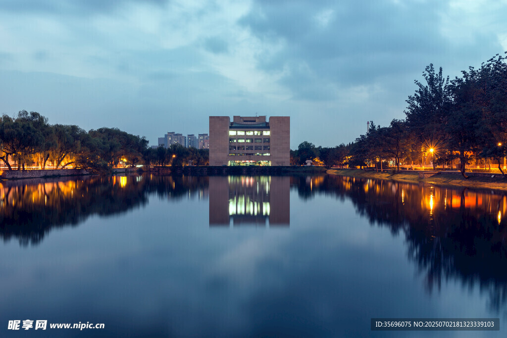 湖畔夜景中的燈火建筑