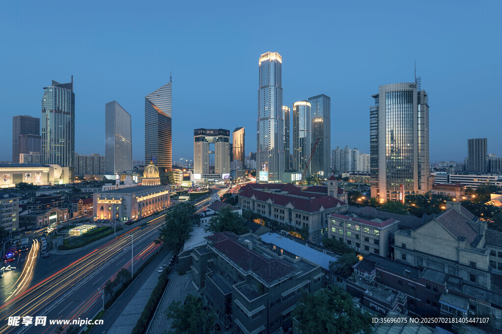 城市夜景中的高樓與道路
