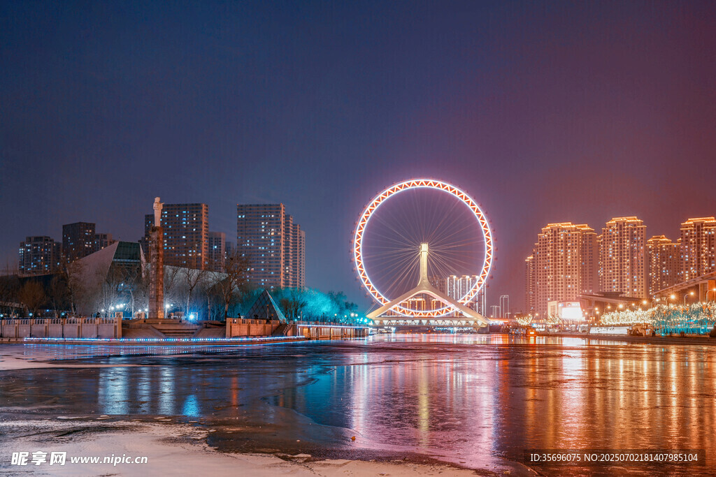 城市夜景中的璀璨摩天輪