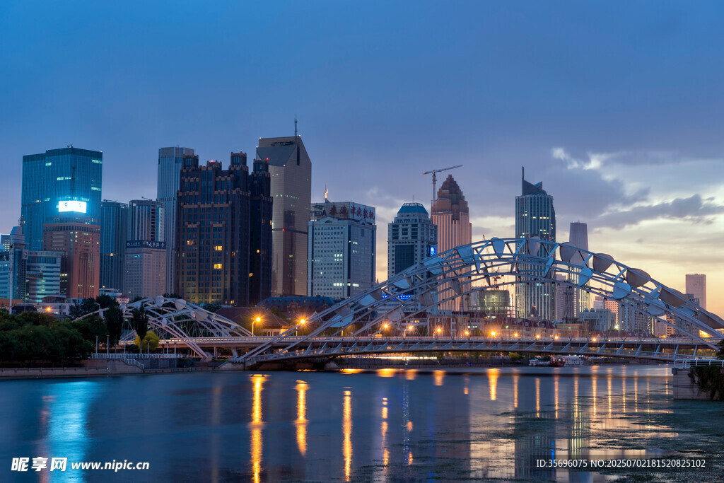 城市河畔夜景