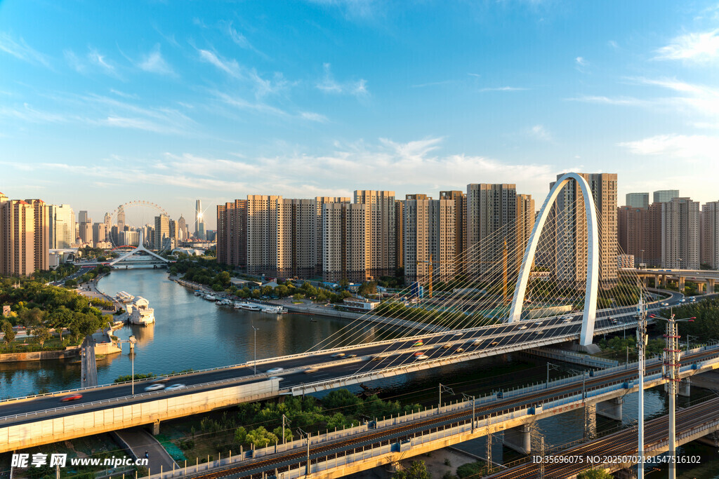 城市河畔橋梁與林立高樓