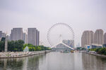 河畔摩天輪與城市天際線
