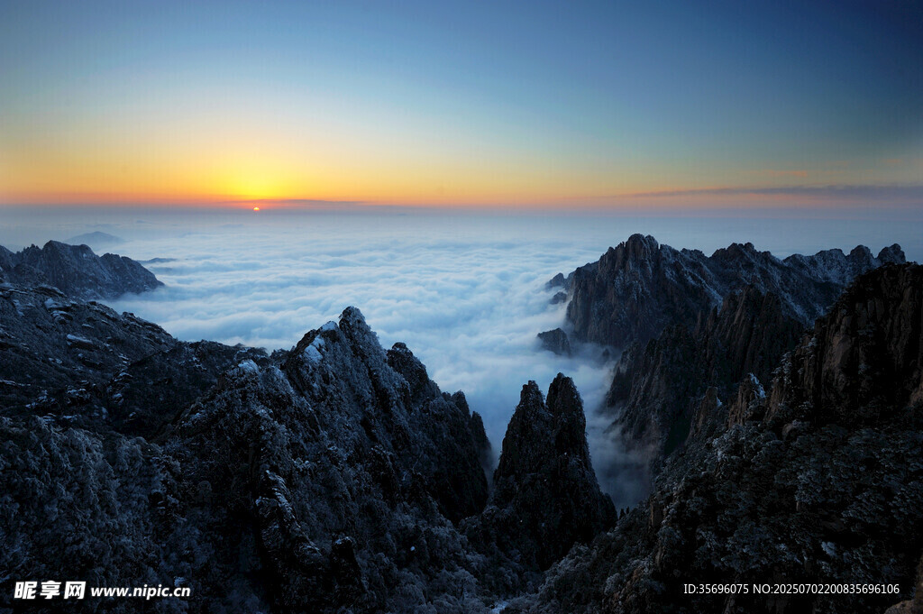 日出云海中的壯麗山峰