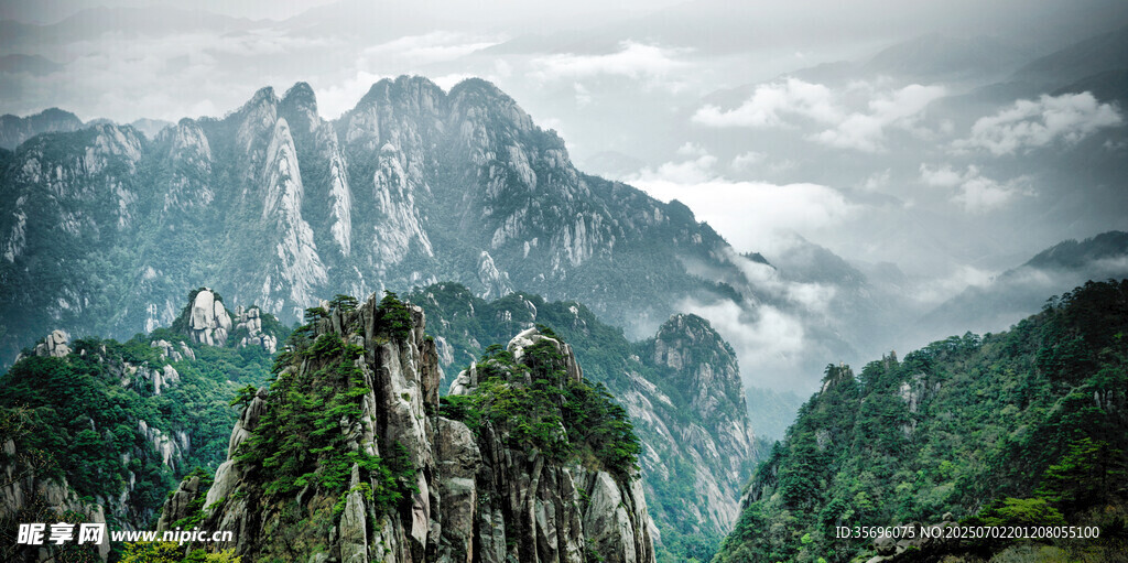 壯麗山巒云霧繚繞景觀