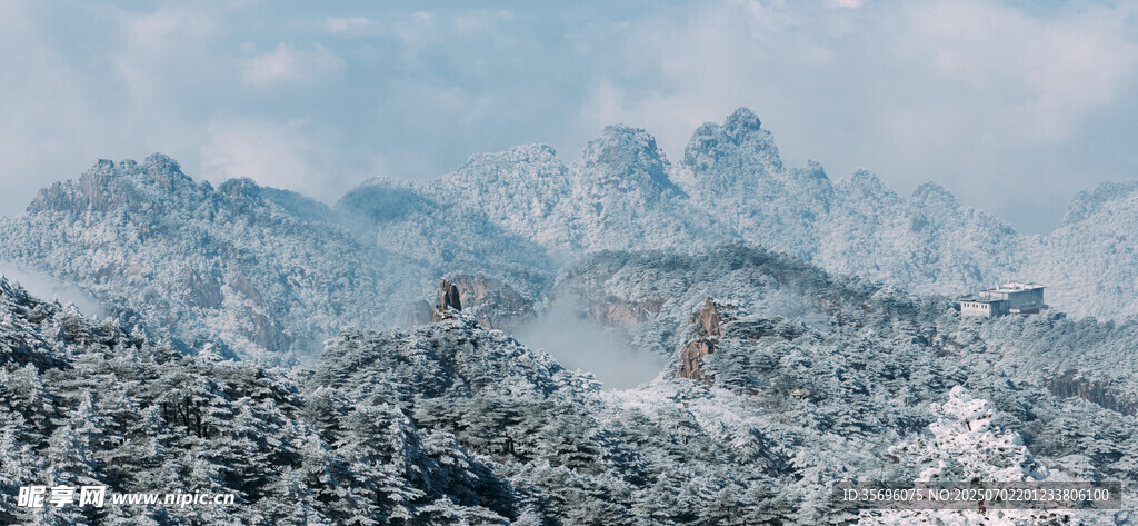 雪覆山巒壯麗美景