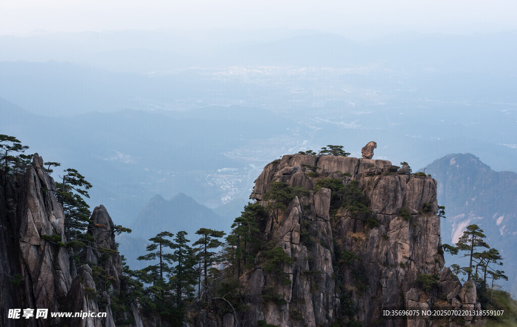 巍峨奇峰屹立山間