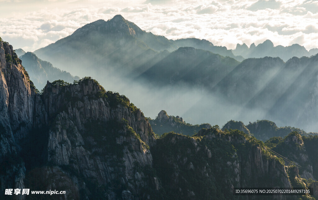 壯麗山巒間的晨光美景
