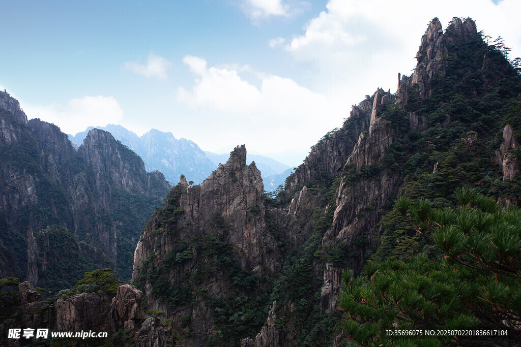 壯麗山峰景觀