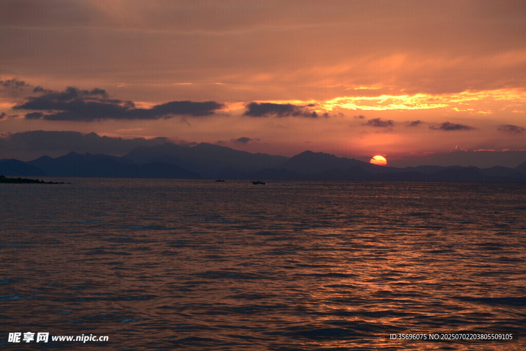 夕陽下的深圳南澳海邊