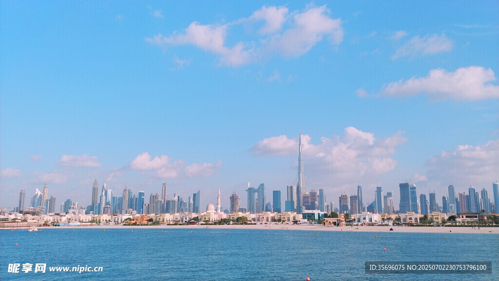 海濱城市天際線美景
