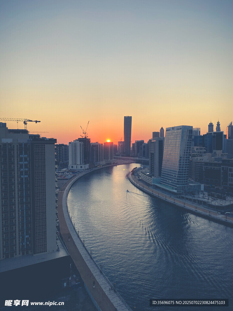 城市河畔日落美景
