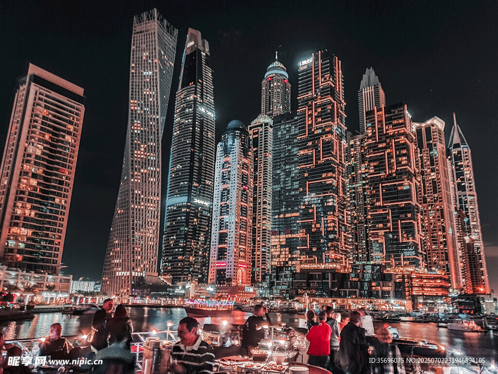 迪拜夜景下的繁華都市景象
