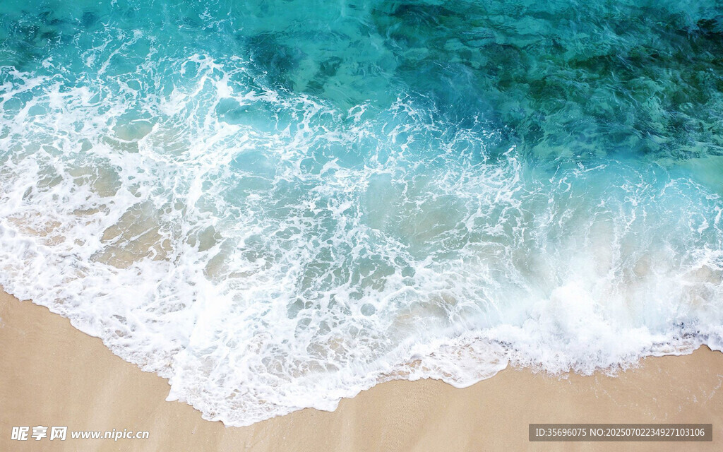 海浪輕拍沙灘的美麗景象