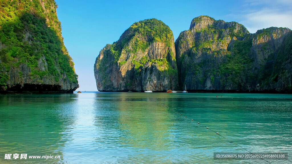 美麗海灣中的嶙峋巖島