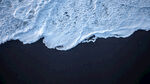 海浪拍打深色背景畫面