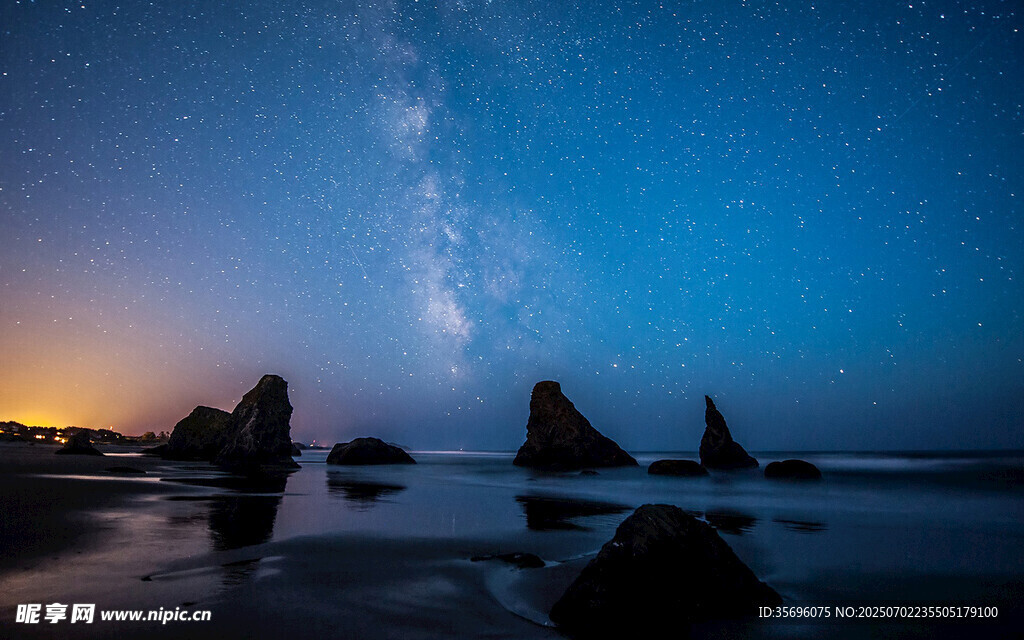 海邊星空下的奇特礁石景觀