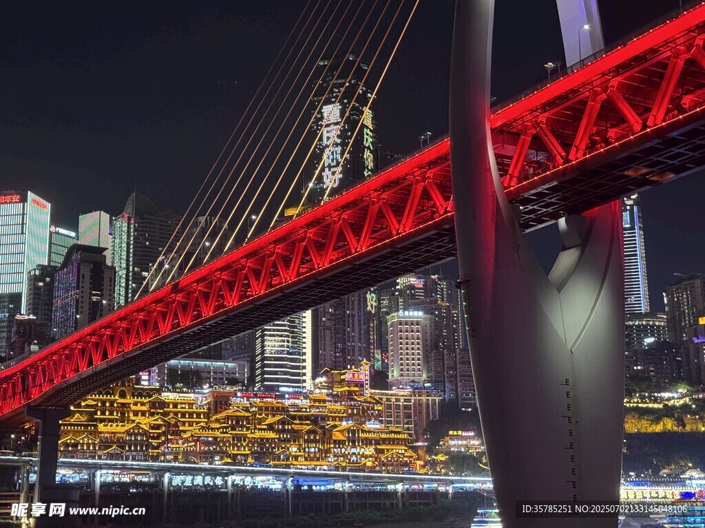重慶夜景中的紅色橋梁