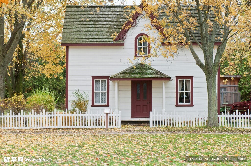 秋日里的溫馨白色小屋
