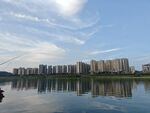 湖畔高樓倒影美景