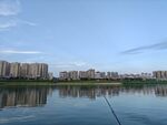 湖畔高樓倒影垂釣景致