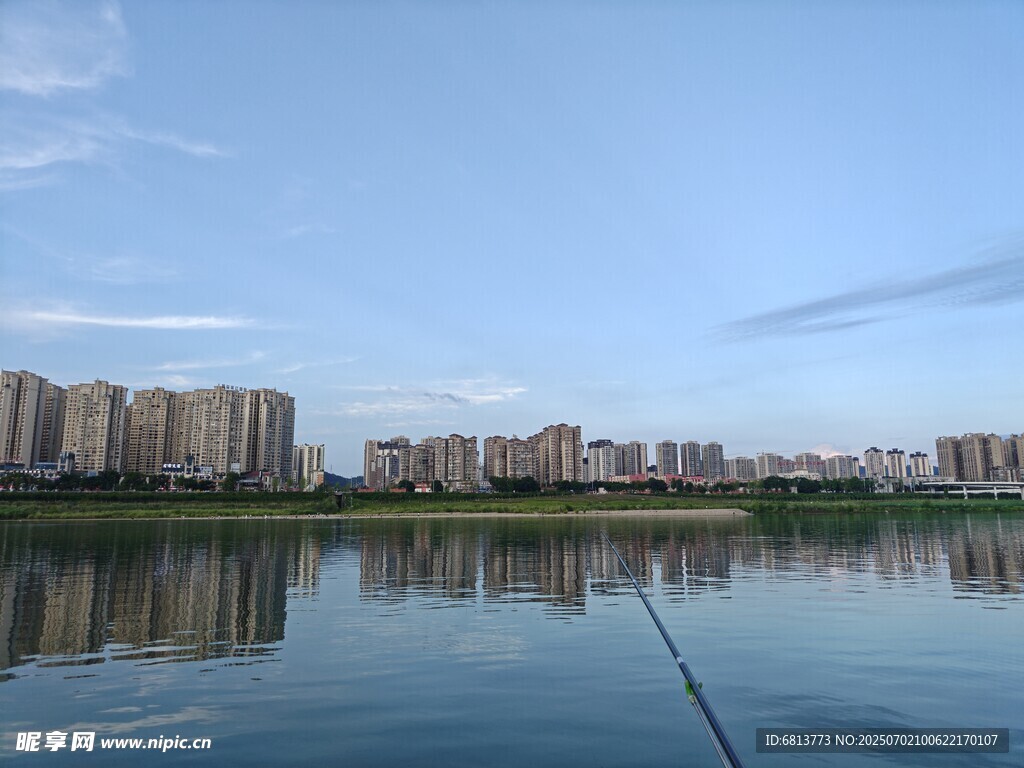 湖畔高樓倒影垂釣景致