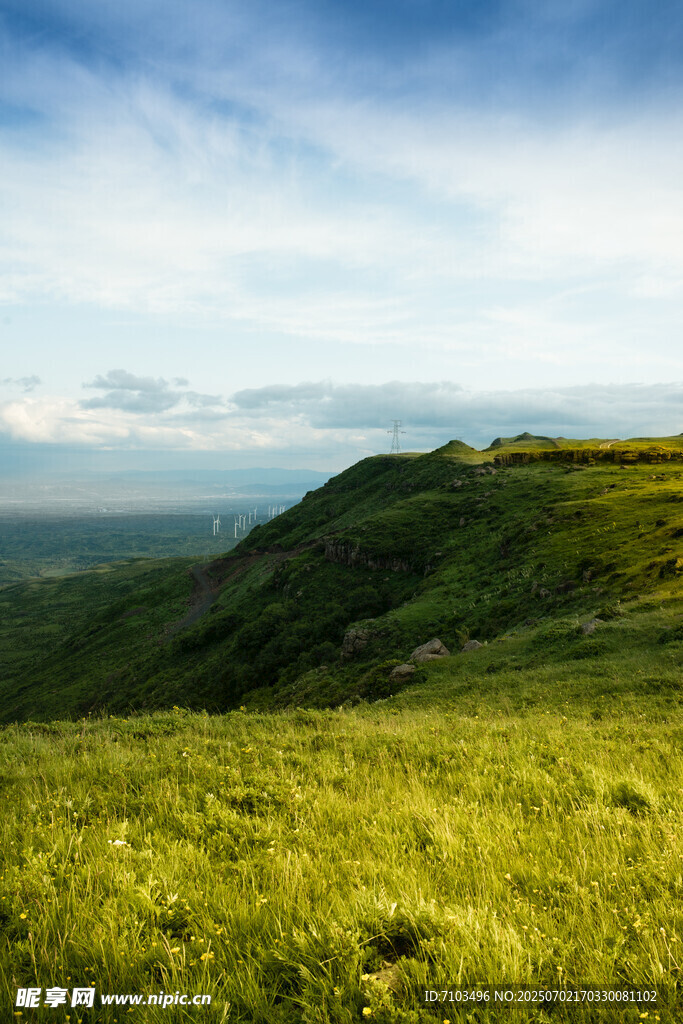 廣袤綠野與天際線美景