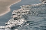 海邊翻涌的白色浪花