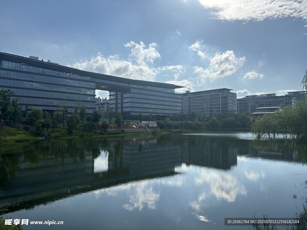湖畔現代建筑風景