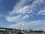 城市橋梁與藍天白云美景