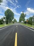 寬闊公路藍天白云綠樹