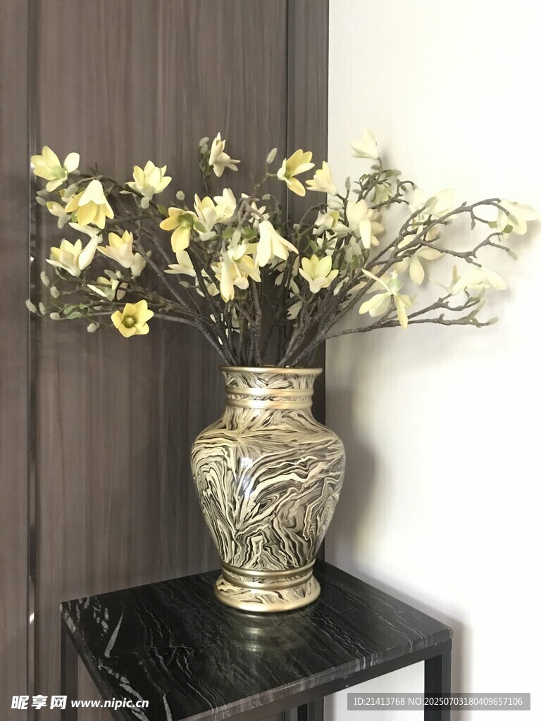 古典花瓶插滿黃色花卉