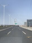 寬闊公路上的車輛行駛