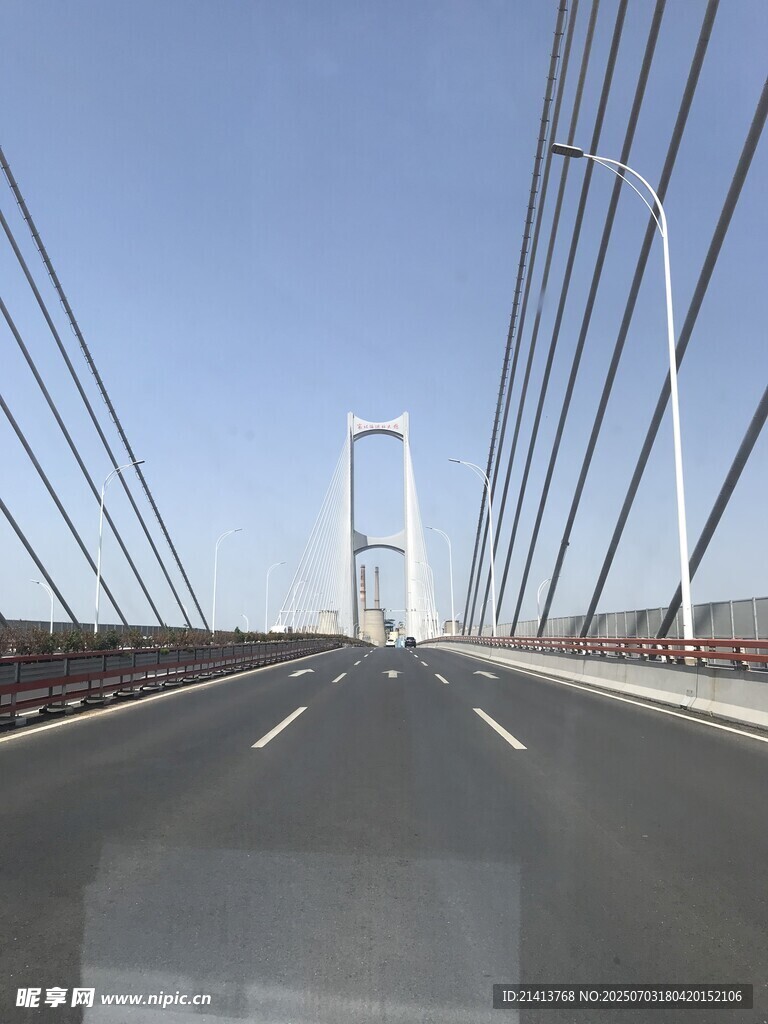 寬闊大橋上的平坦公路