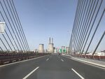 城市大橋上的寬闊道路