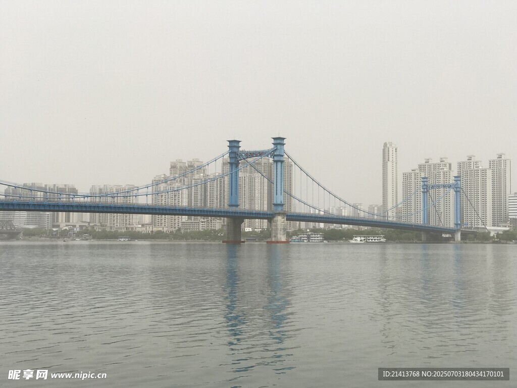 城市江畔橋梁風(fēng)景